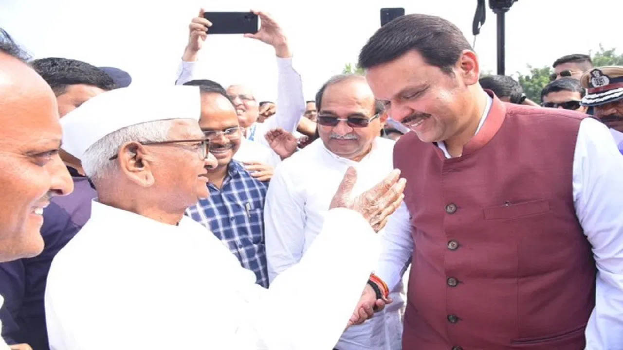 Maharashtra: అన్నా హజారేతో సీఎం దేవేంద్ర ఫడ్నవీస్ భేటీ..