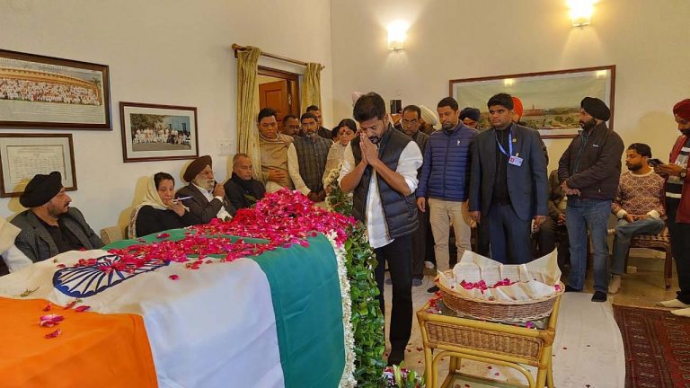 CM Revanth Reddy: మన్మోహన్ సింగ్ పార్థివ దేహానికి సీఎం రేవంత్‌రెడ్డి  నివాళి