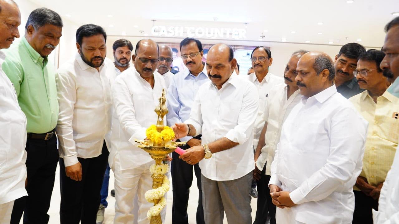 CMR SHOPPING MALL: నంద్యాలలో ఘనంగా సి.ఎం.ఆర్. షాపింగ్ మాల్ ప్రారంభం..