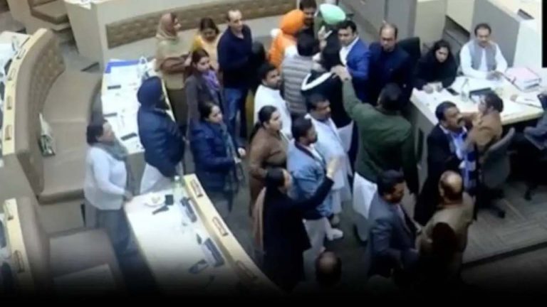 Chandigarh: అంబేద్కర్ అంశంపై రగడ.. కొట్టుకున్న కౌన్సిలర్లు