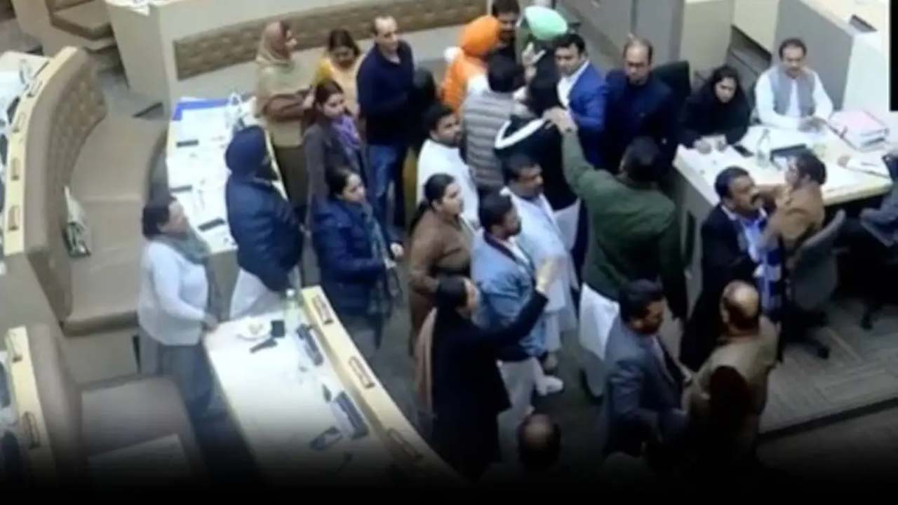 Chandigarh: అంబేద్కర్ అంశంపై రగడ.. కొట్టుకున్న కౌన్సిలర్లు