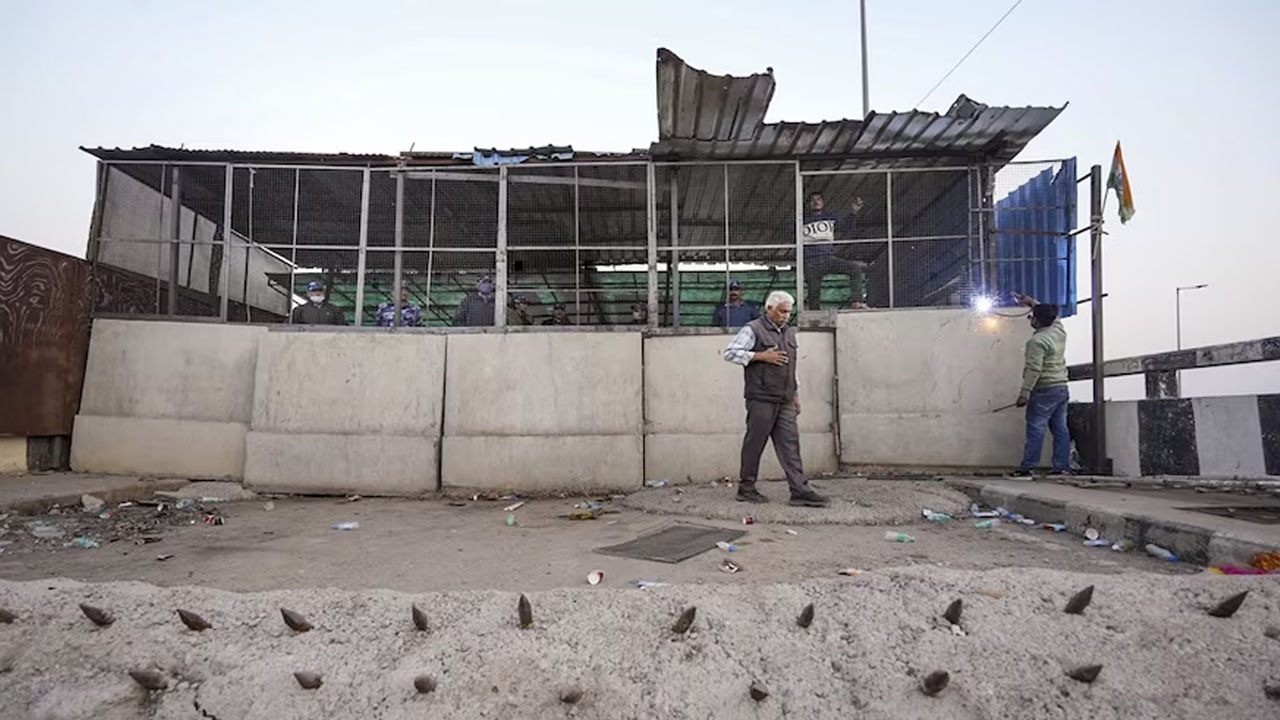 Delhi: నేడు ఢిల్లీకి రైతుల పాదయాత్ర! సరిహద్దు్ల్లో రోడ్డుకు మేకులు, కాంక్రీట్ గోడ…