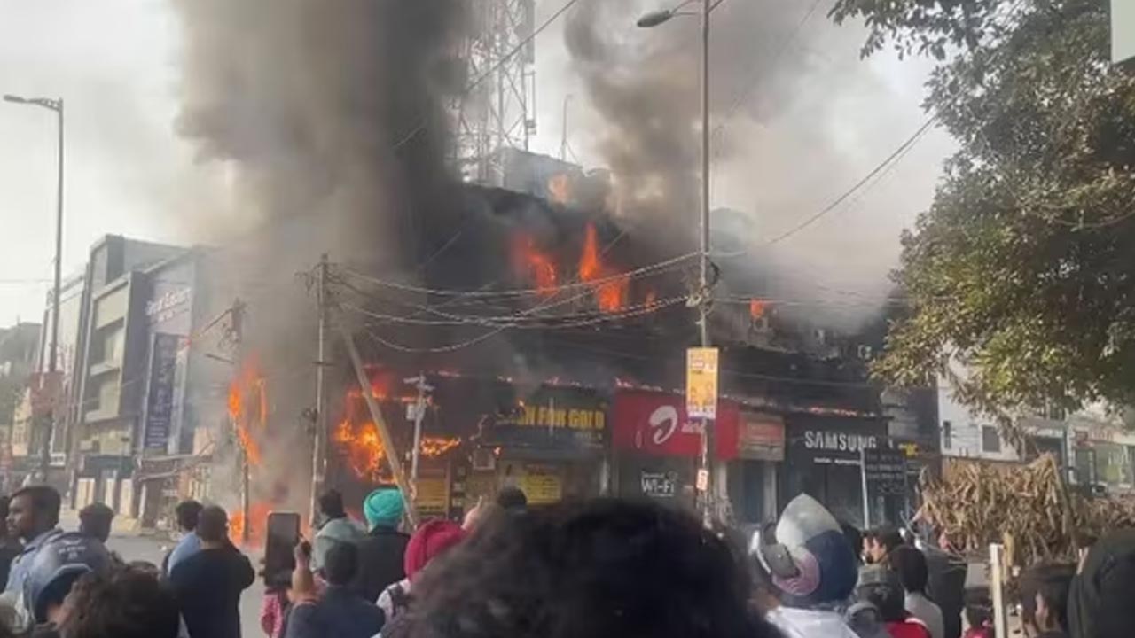 Fire Accident: దేశ రాజధానిలో అగ్నిప్రమాదం.. భారీగా చెలరేగిన మంటలు