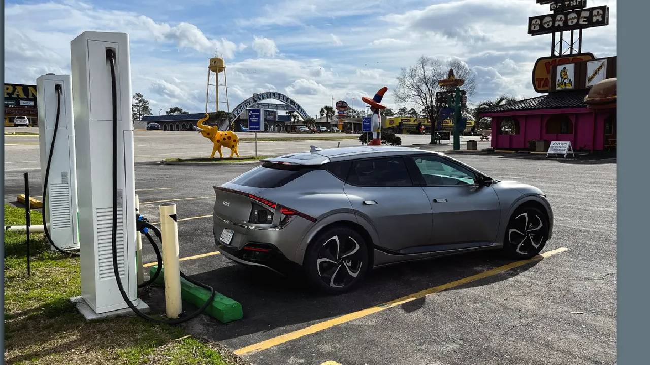 EV adoption: దేశంలో పెరిగిన ఎలక్ట్రిక్ వాహనాల(EV) స్వీకరణ.. టాప్‌లో ఢిల్లీ..