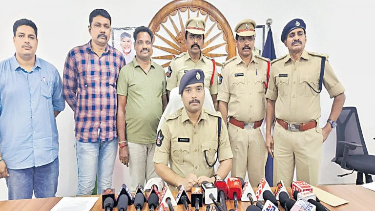 Fake Currency Gang: నకిలీ నోట్ల ముఠాను పట్టించిన ఏటీఎం..!