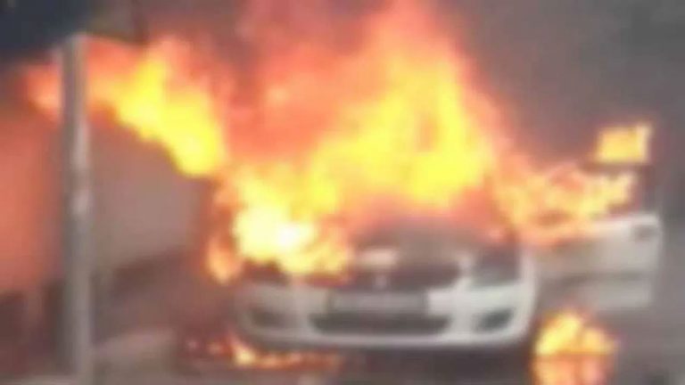Fire Breaks Out In Running Car: తిరుమలలో రన్నింగ్‌ కారులో మంటలు.. పరుగులు తీసిన భక్తులు