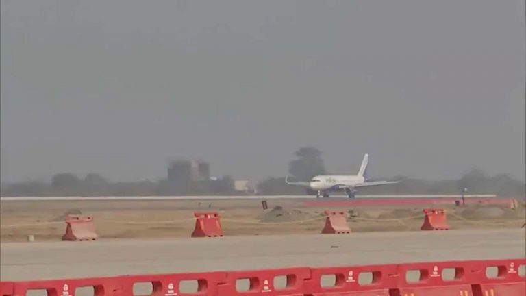 Noida Airport: జెవార్ ఎయిర్‌పోర్టులో తొలి విమానం ల్యాండింగ్.. త్వరలో పూర్తి సేవలు