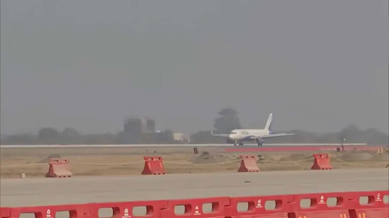 Noida Airport: జెవార్ ఎయిర్‌పోర్టులో తొలి విమానం ల్యాండింగ్.. త్వరలో పూర్తి సేవలు
