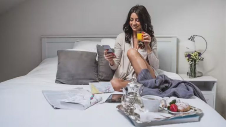 Eating Food On Bed: మంచంపై కూర్చొని ఆహారం తీసుకుంటున్నారా? మీ ఆరోగ్యంపై ఈ దుష్ప్రభావాలు ఖాయం