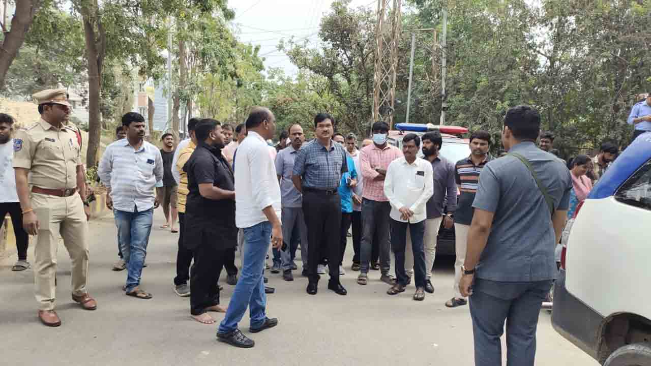 HYDRA Commissioner: మూసీ పరివాహకంలో మట్టిపోసిన  నిర్మాణ సంస్థలపై  హైడ్రా కమిషనర్ ఆగ్రహం