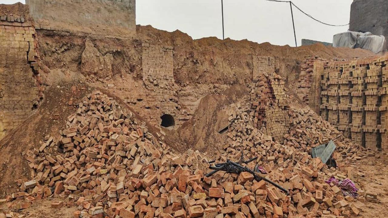 Tragedy: ఇటుక బట్టీ గోడ కూలి నిద్రిస్తున్న నలుగురు చిన్నారులు మృతి..