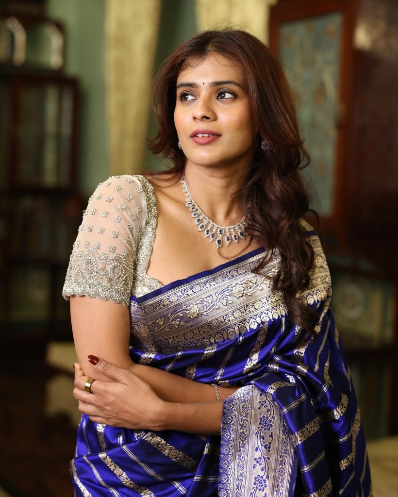 Hebah Patel 16