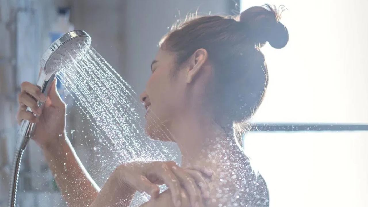 Hot Water Bath: వేడి నీటితో స్నానం చేస్తున్నారా.. అయితే జాగ్రత్త..!