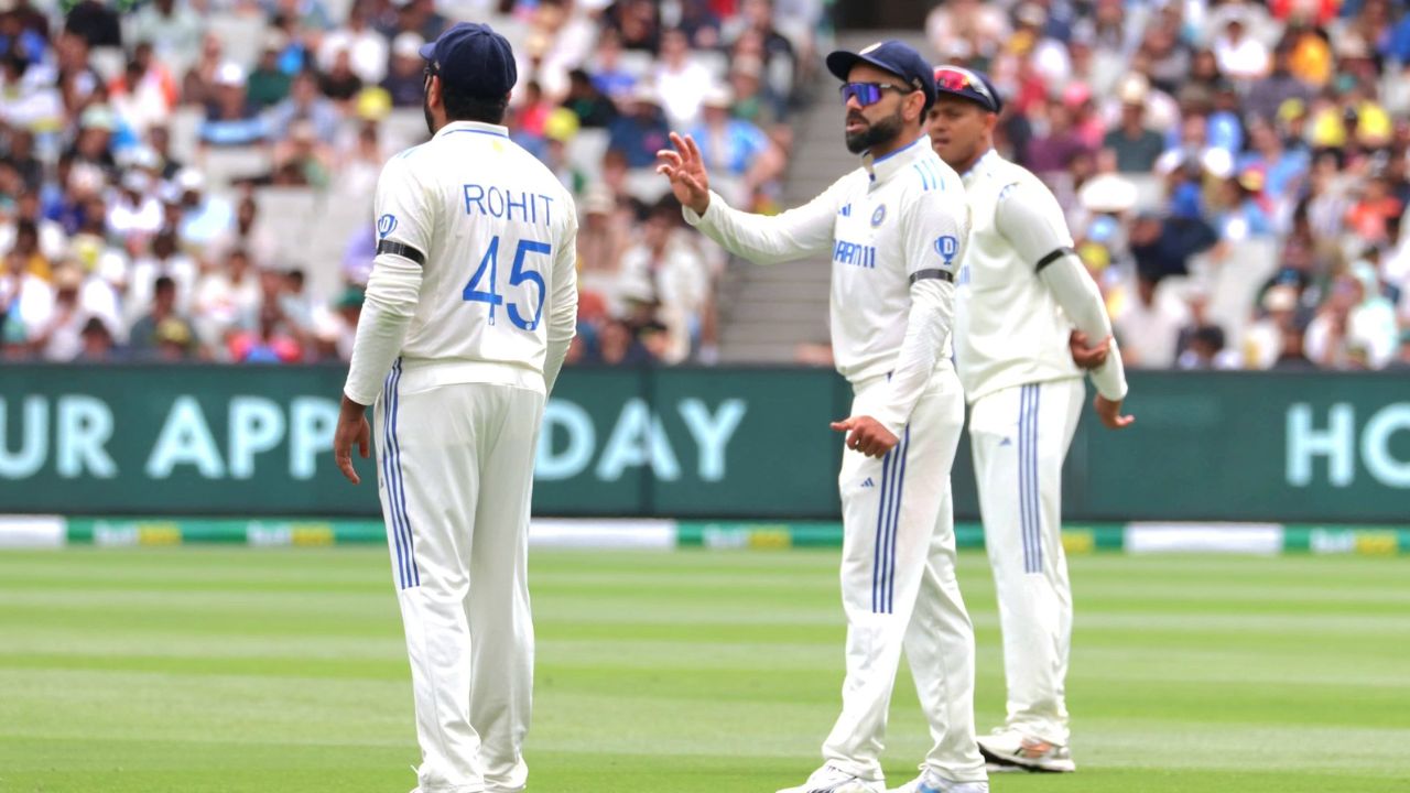 IND VS AUS: నల్ల బ్యాడ్జ్‌లతో టీమిండియా ఆటగాళ్లు.. కారణం ఏంటంటే?