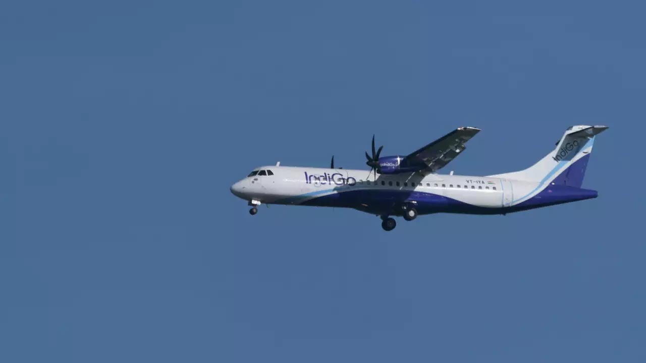 Indigo Flight: ఢిల్లీ నుంచి సౌదీ వెళ్తున్న ఇండిగో ఫ్లైట్.. కరాచీలో ఎమర్జెన్సీ ల్యాండింగ్