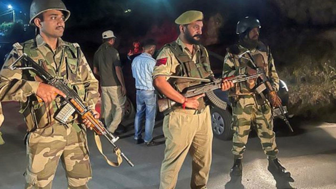 Jammu Kashmir: కుల్గామ్‌లో ఆయుధాలతో సహా ఇద్దరు ఉగ్రవాదులు అరెస్టు..