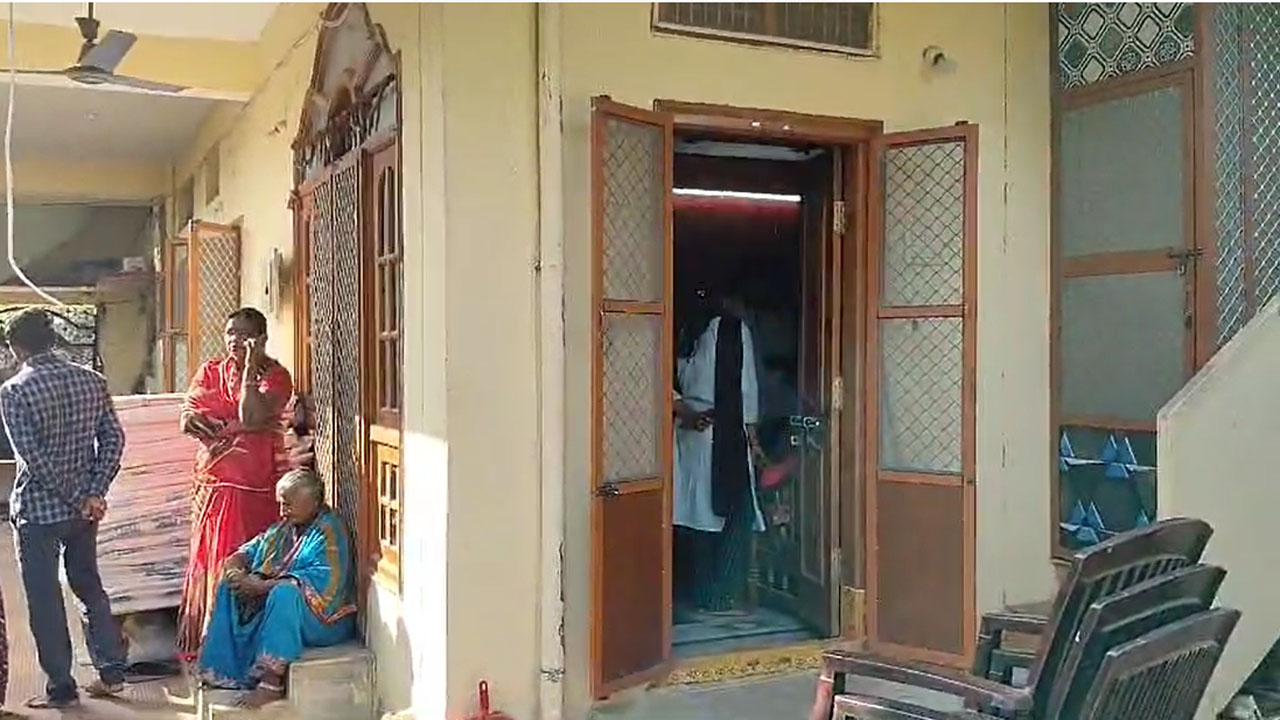 Jagtial Crime: భార్య, భర్తల చేతులు కట్టేసి, బాత్రూంలో బందించి దొంగతనం