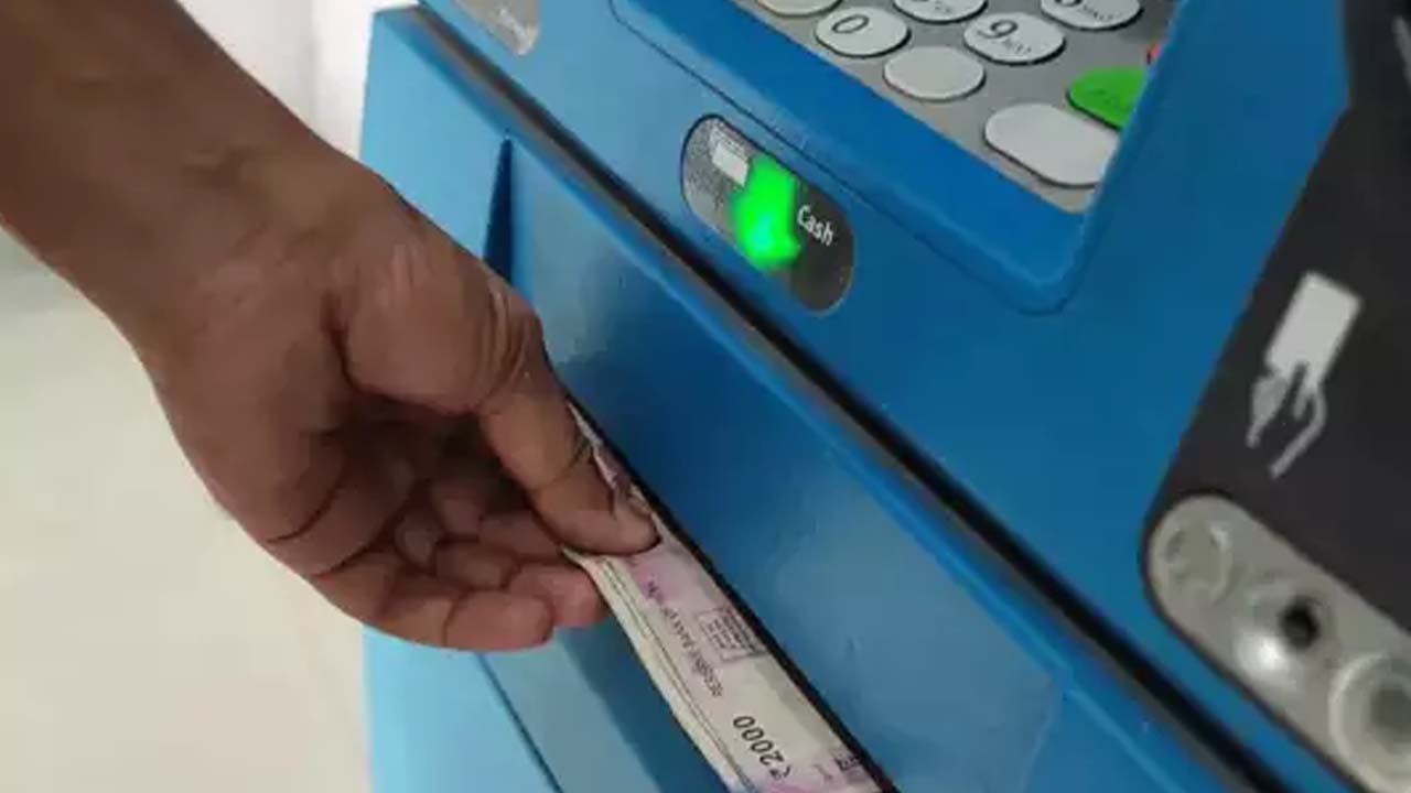 ATM Fraud: కామారెడ్డిలో కేటుగాడు.. ఏటీఎం కార్డు మార్చి రూ.40 వేలు కాజేసిన దుండగుడు..