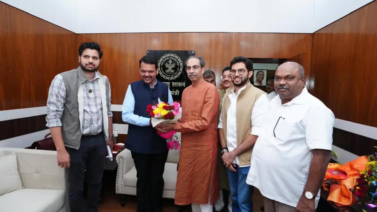 Maharashtra Politics: సీఎం ఫడ్నవీస్‌ను కలిసిన ఉద్ధవ్ ఠాక్రే.. రాజకీయ వర్గాల్లో తీవ్ర చర్చ