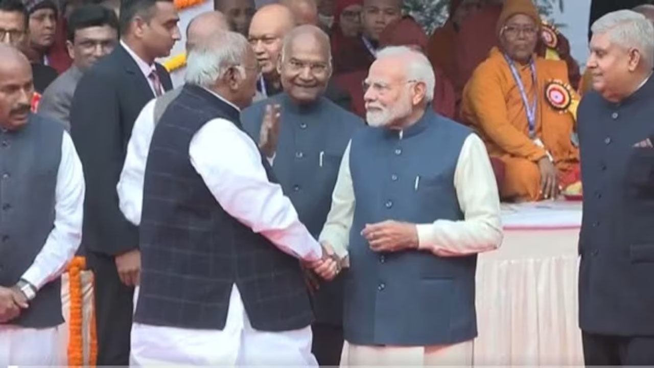 Modi-Kharge: ఈ సీన్ అదుర్స్.. మోడీకి షేక్‌ హ్యాండ్ ఇచ్చిన ఖర్గే.. నవ్వుతూ ముచ్చట్లు (వీడియో)