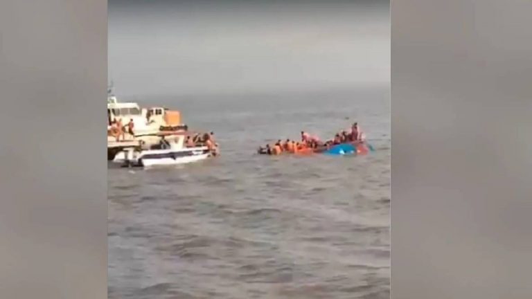 Mumbai: 30 మందితో వెళ్తున్న ఫెర్రీ బోల్తా.. కొనసాగుతున్న రెస్క్యూ..