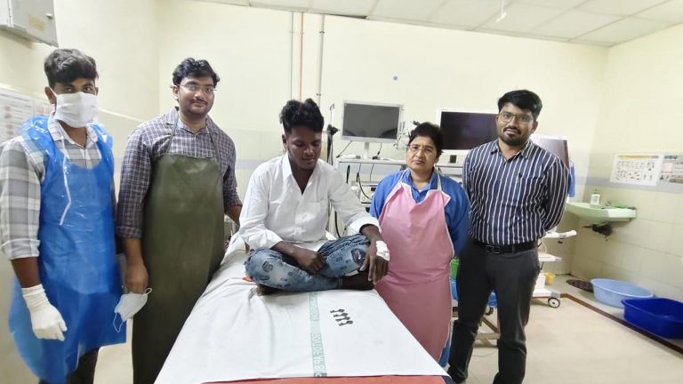 Shocking Incident: బైక్ కొనివ్వలేదని తాళాలు మింగిన యువకుడు.. చివరకు..