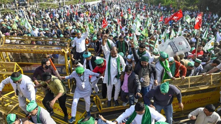 Farmers Protest : నోయిడాలో తీవ్రమైన రైతుల ఆందోళన.. పరిష్కారం కనుగొనేందుకు యోగి ప్రభుత్వం కీలక చర్య
