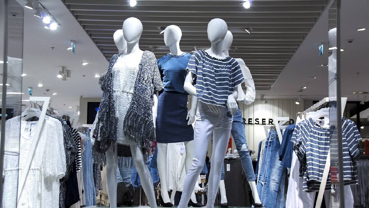 GST : పెళ్లిళ్ల సీజన్ లో కేంద్రం షాక్.. బ్రాండెడ్ రెడీమేడ్ దుస్తులపై 28శాతం జీఎస్టీ