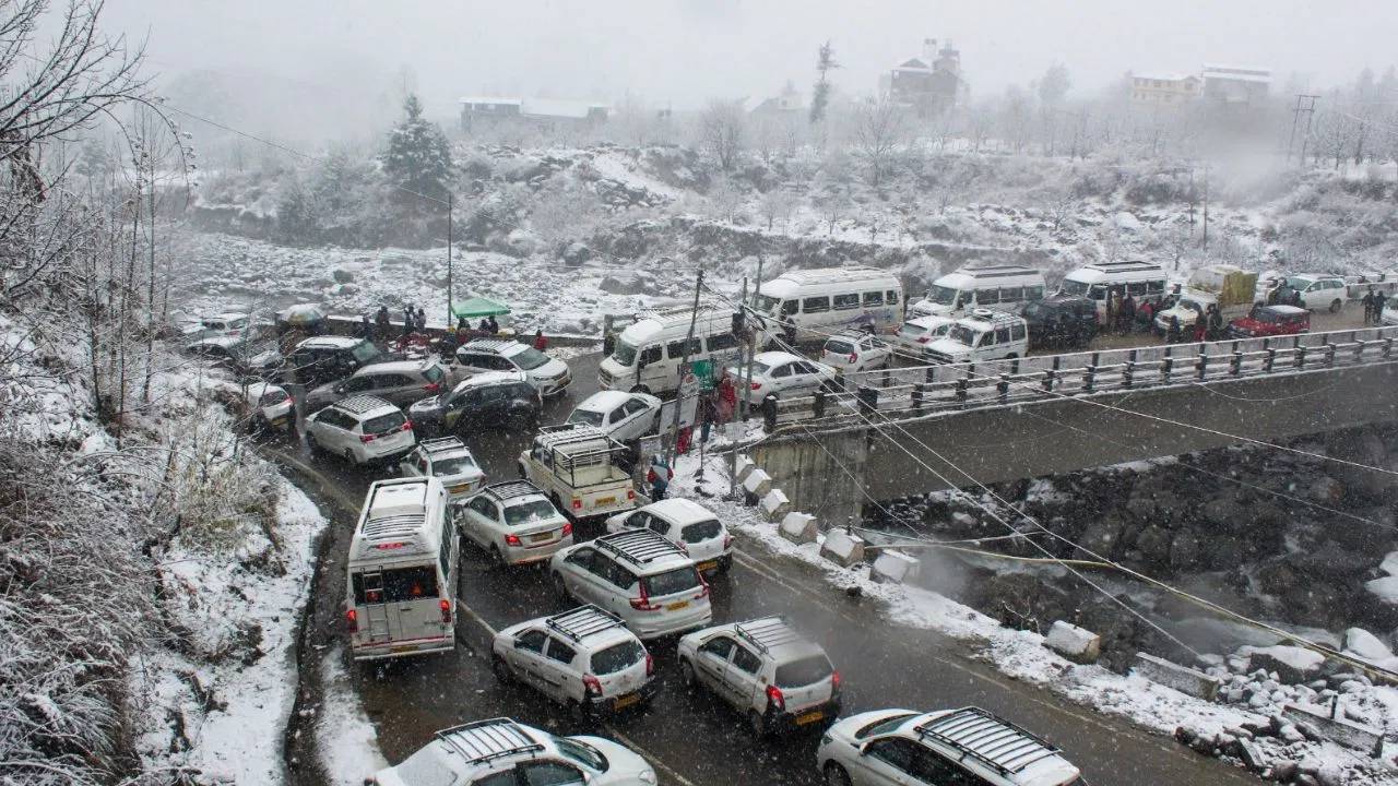 Himachal : 223 రోడ్లు బంద్, చిక్కుకున్న 8వేల మంది టూరిస్టులు..  హిమాచల్‌లో మంచుదుప్పటి