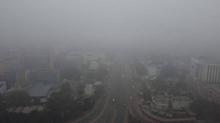 Delhi : ఢిల్లీని కప్పేసిన పొగమంచు.. విమానాలు ఆలస్యం.. వాతావరణ శాఖ ఏం చెప్పిందంటే ?