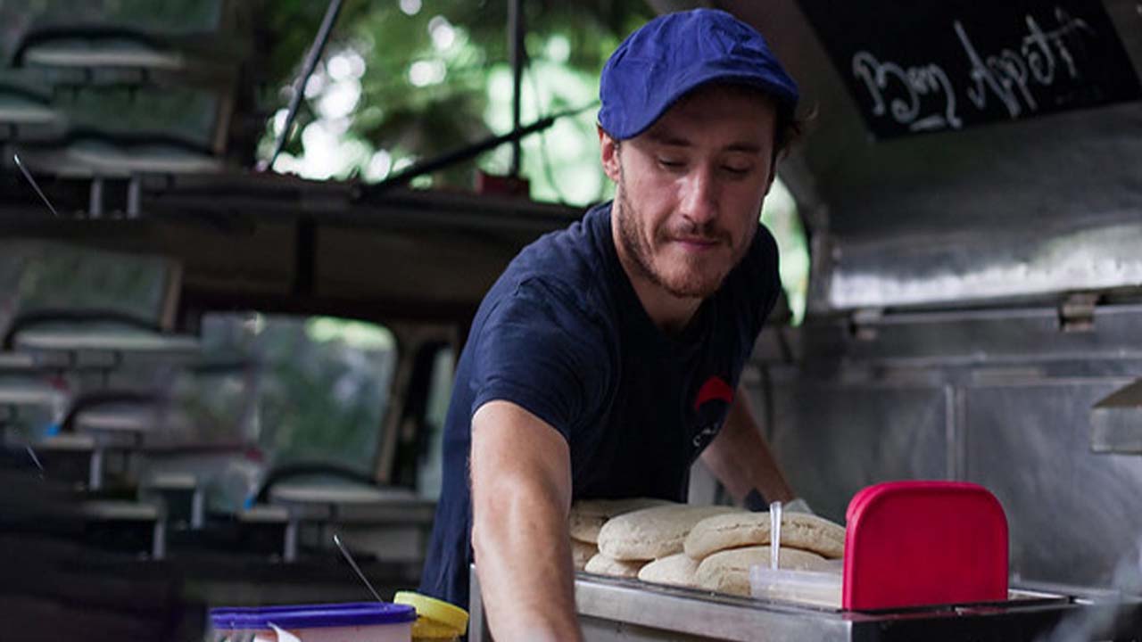 Success Story: చదువు కోసం ఇండియా వచ్చిన ఫ్రెంచ్ వ్యక్తి.. శాండ్‌విచ్‌లు అమ్ముతూ నెలకు రూ.4 కోట్లు సంపాదన!