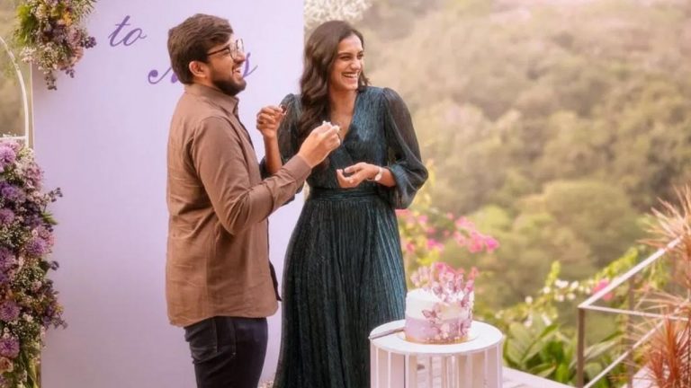 PV Sindhu: కాబోయే భర్తతో పీవీ సింధు ఎంగేజ్‌మెంట్ ఫోటోస్.. వైరల్