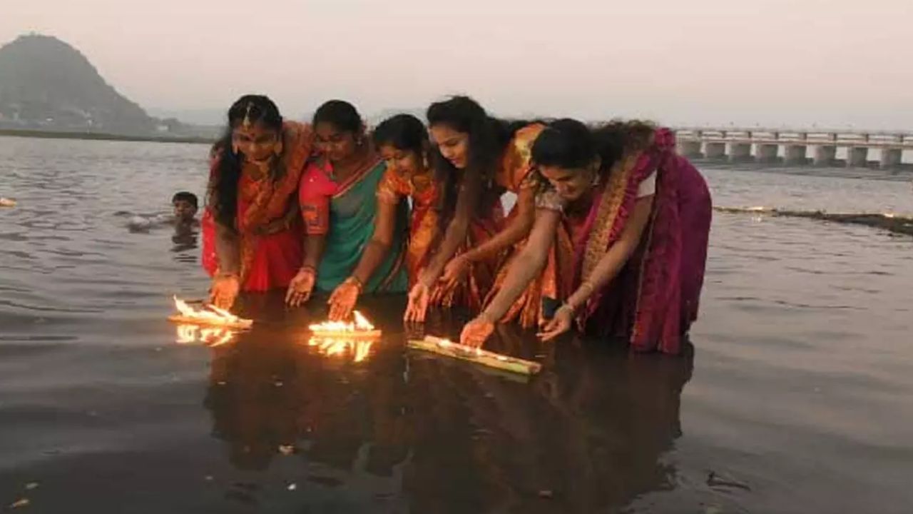 Poli Padyami 2024: నేడు పోలి పాడ్యమి.. భక్తులతో కిటకిటలాడుతున్న గోదావరి స్నానఘట్టాలు!