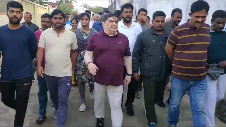 Ponnam Prabhakar: మంత్రి దృష్టికి పట్టణ సమస్యలు.. మార్నింగ్ వాక్‌లో ప్రజలతో పొన్నం