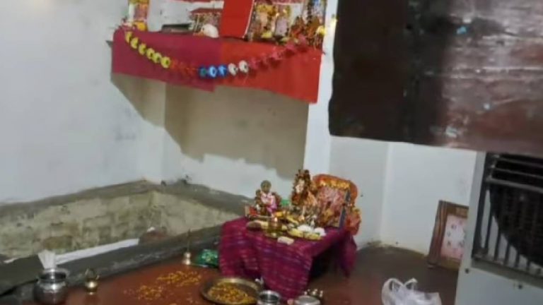 Priest Suicide: కాళీ దేవీ దర్శనం ఇవ్వలేదని పూజారి ఆత్మహత్య..