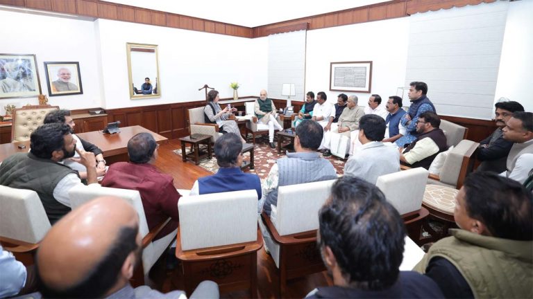 Delhi: అమిత్ షాను కలిసిన ప్రియాంకాగాంధీ.. దేనికోసమంటే..!