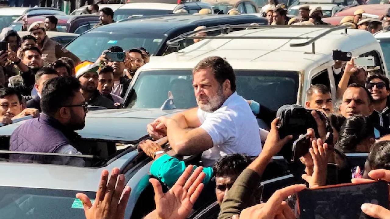 Rahul Gandhi: రాహుల్ గాంధీకి వ్యతిరేకంగా ప్రయాణికుల నినాదాలు.. కాంగ్రెస్ కార్యకర్తలతో ఘర్షణ..