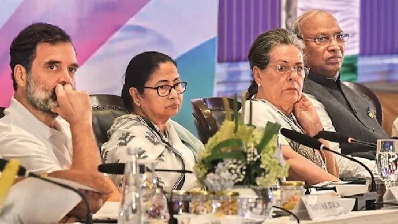 Rahul Gandhi: రాహుల్ గాంధీ భవితవ్యంపై నీలినీడలు.. ఇండియా కూటమిలో మమతకు మద్దతు…