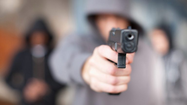 Robbery: ఐటీ కారిడార్‌లో బొమ్మ తుపాకీ చూపించి దోపిడి