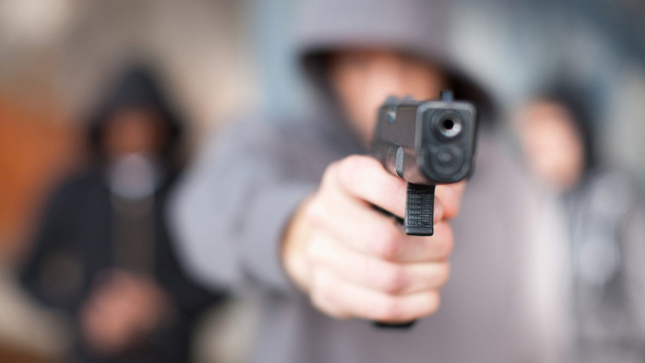 Robbery: ఐటీ కారిడార్‌లో బొమ్మ తుపాకీ చూపించి దోపిడి