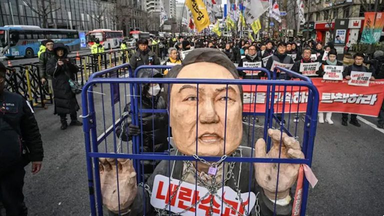 South Korea: దక్షిణ కొరియా అధ్యక్షుడికి షాక్.. అరెస్ట్ వారెంట్ జారీ చేసిన కోర్ట్