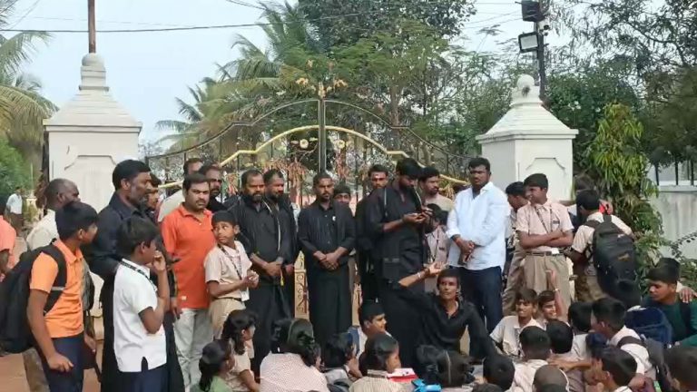 Rangareddy: ఆలస్యంగా వచ్చిన విద్యార్థులు.. లోనికి అనుమతించని స్కూల్‌ యాజమాన్యం