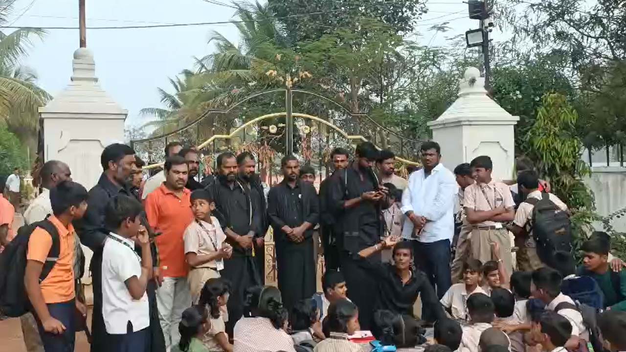 Rangareddy: ఆలస్యంగా వచ్చిన విద్యార్థులు.. లోనికి అనుమతించని స్కూల్‌ యాజమాన్యం
