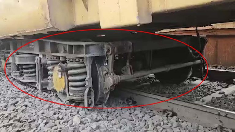 Surat: సూరత్‌లో పట్టాలు తప్పిన సౌరాష్ట్ర ఎక్స్‌ప్రెస్.. కొనసాగుతున్న సహాయ చర్యలు