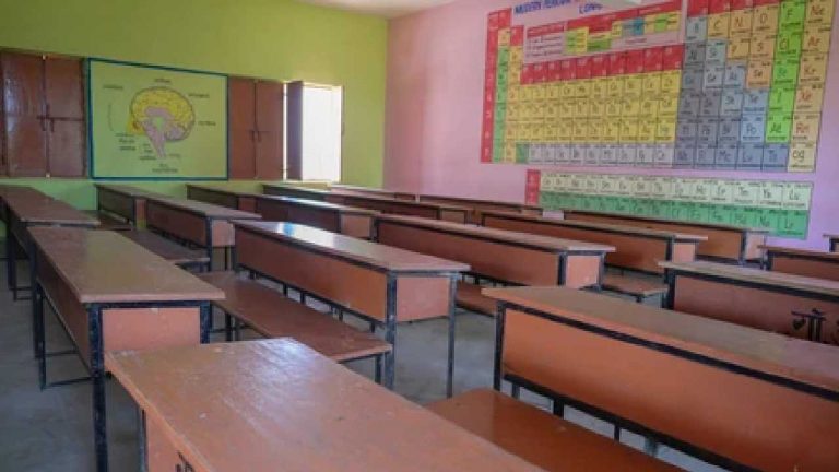 UP: క్లాస్‌రూంలో పోర్న్ చూస్తున్న టీచర్..పట్టుకున్న  స్టూడెంట్‌పై దాడి..