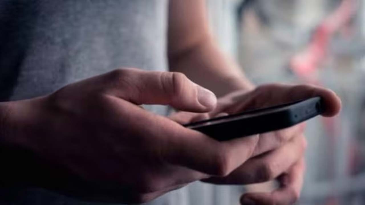 UP: స్నేహితుడి ప్రియురాలి వీడియోలు దొంగిలించి బ్లాక్ మెయిల్.. బయటకు తీసుకెళ్లి ఏం చేశాడంటే..!