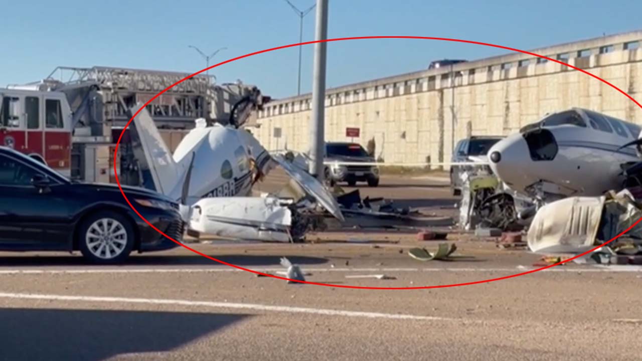 US: టెక్సాస్‌ హైవేపై కూలిన విమానం.. కార్లు ధ్వంసం.. పలువురికి గాయాలు