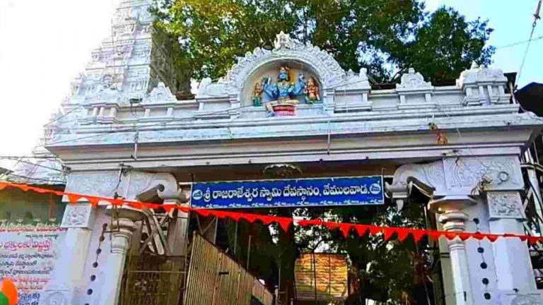Vemulawada: రాజన్న ఆలయ ఆవరణలో అన్యమత ప్రచారం.. అధికారుల పొంతన లేని సమాధానం
