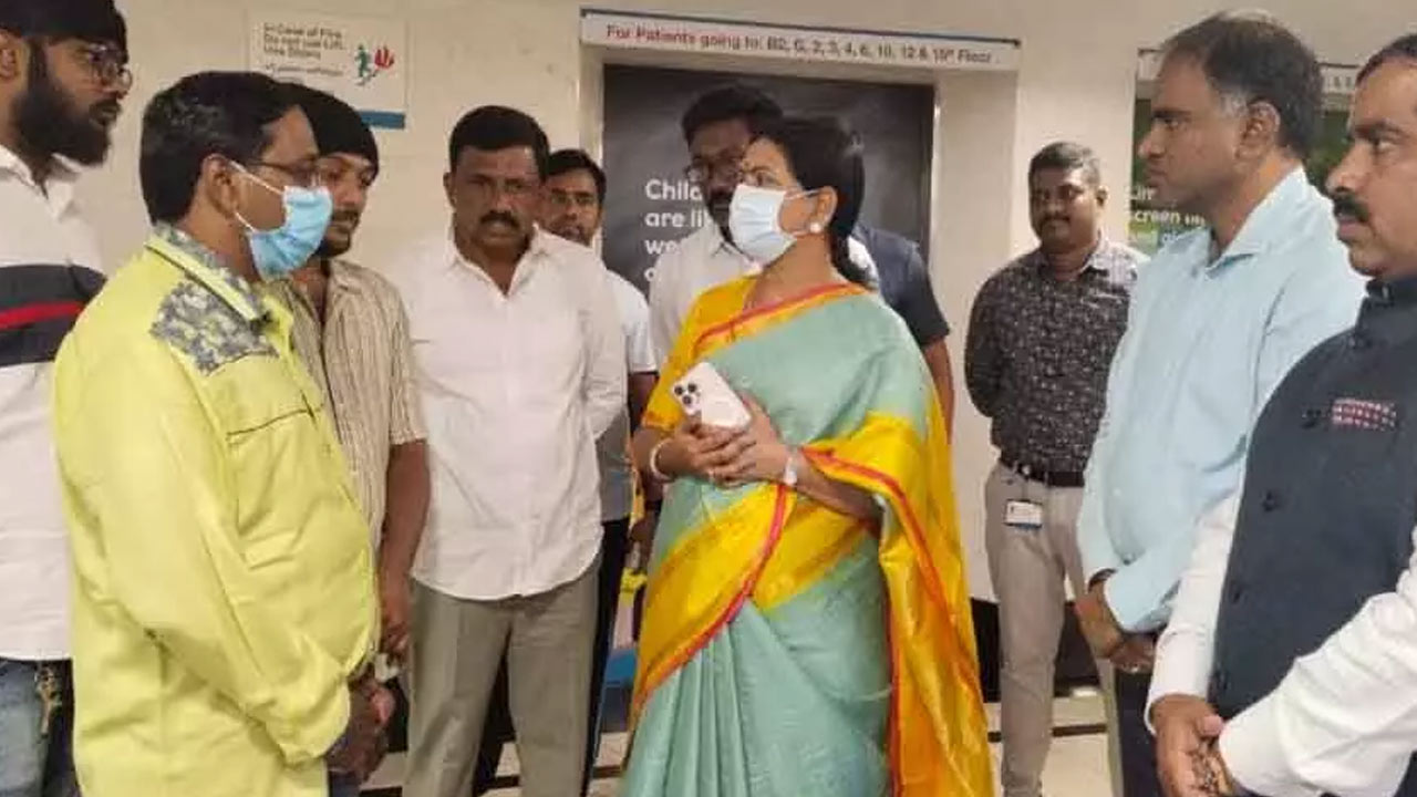 DK Aruna  :  శ్రీతేజను పరామర్శించిన డీకే అరుణ