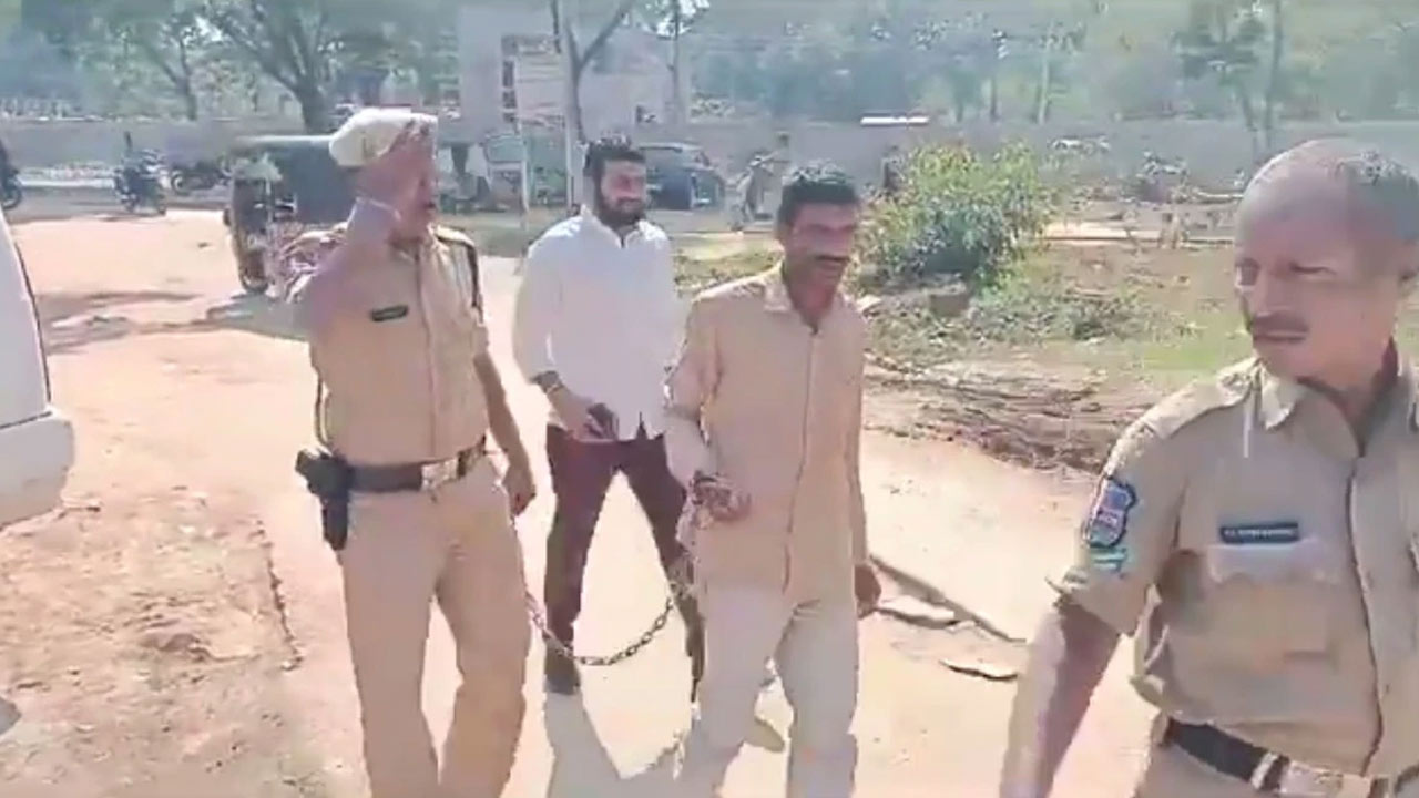 Lagacherla : రైతు ఈర్యా నాయక్‌కి బేడీల కేసు విచారణలో సంచలన విషయాలు